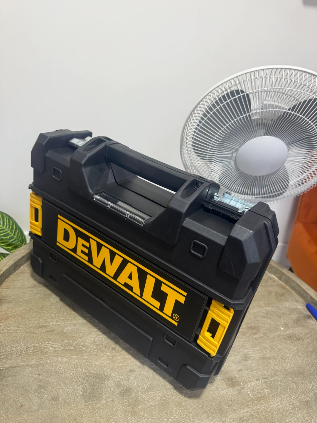 DEWALT 12V 2Ah Laser Level Kit with Case - photo 2