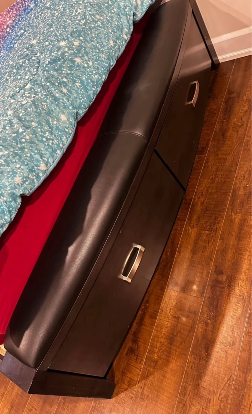 MOVING SALE‼️Leon’s Cinema Queen Storage Bedroom Set – 3 Pieces - photo 3