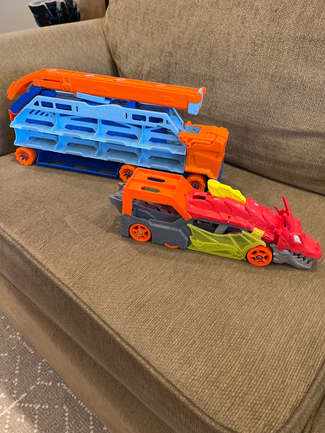 Hot Wheels Transporter and Dragon Car