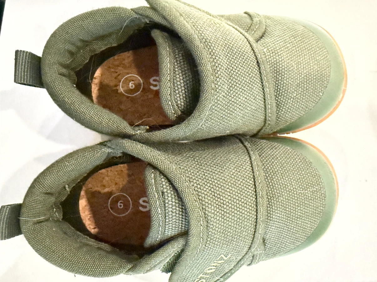 Stonz Toddler Shoes Size 6 - photo 2
