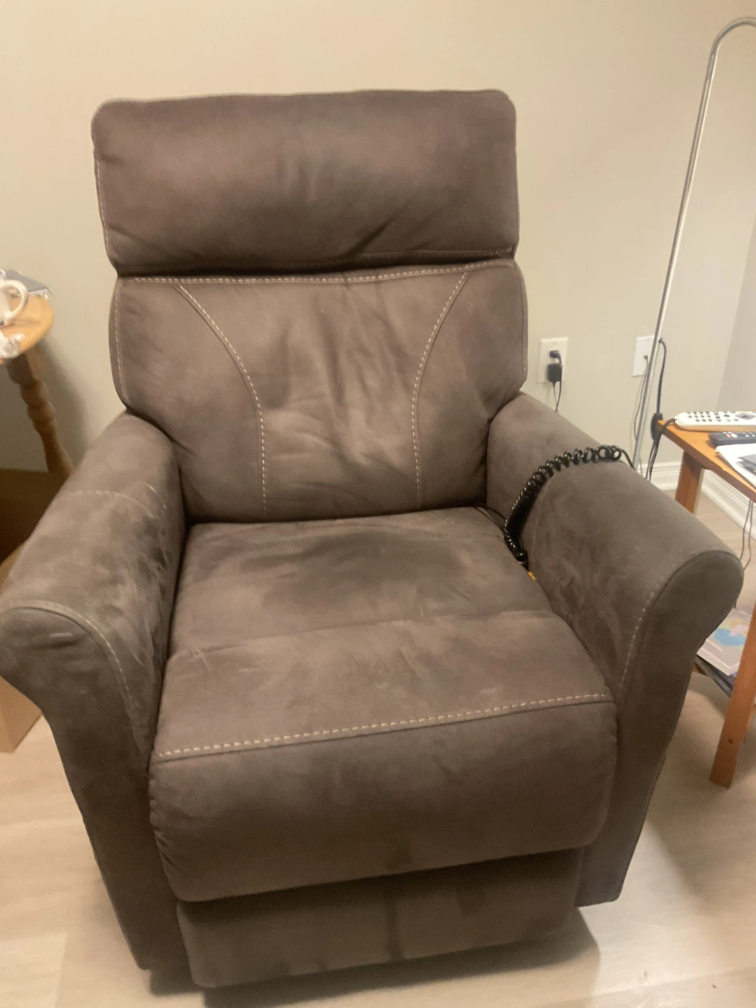 Power recliner lift