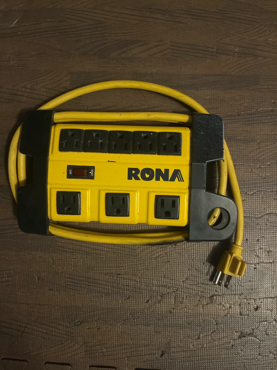 Rona 8-Outlet Power Bar