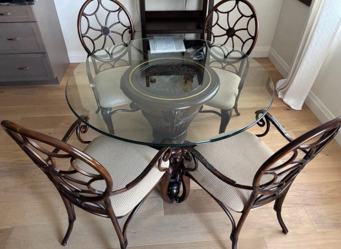 Round glass dining table with four chairs - photo 3