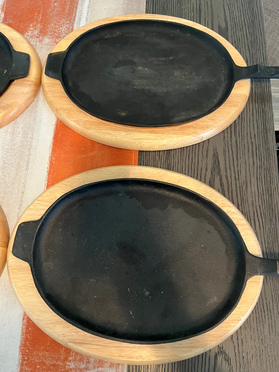 Set of 4 Cast Iron Sizzling Plates with Wooden Bases - photo 2