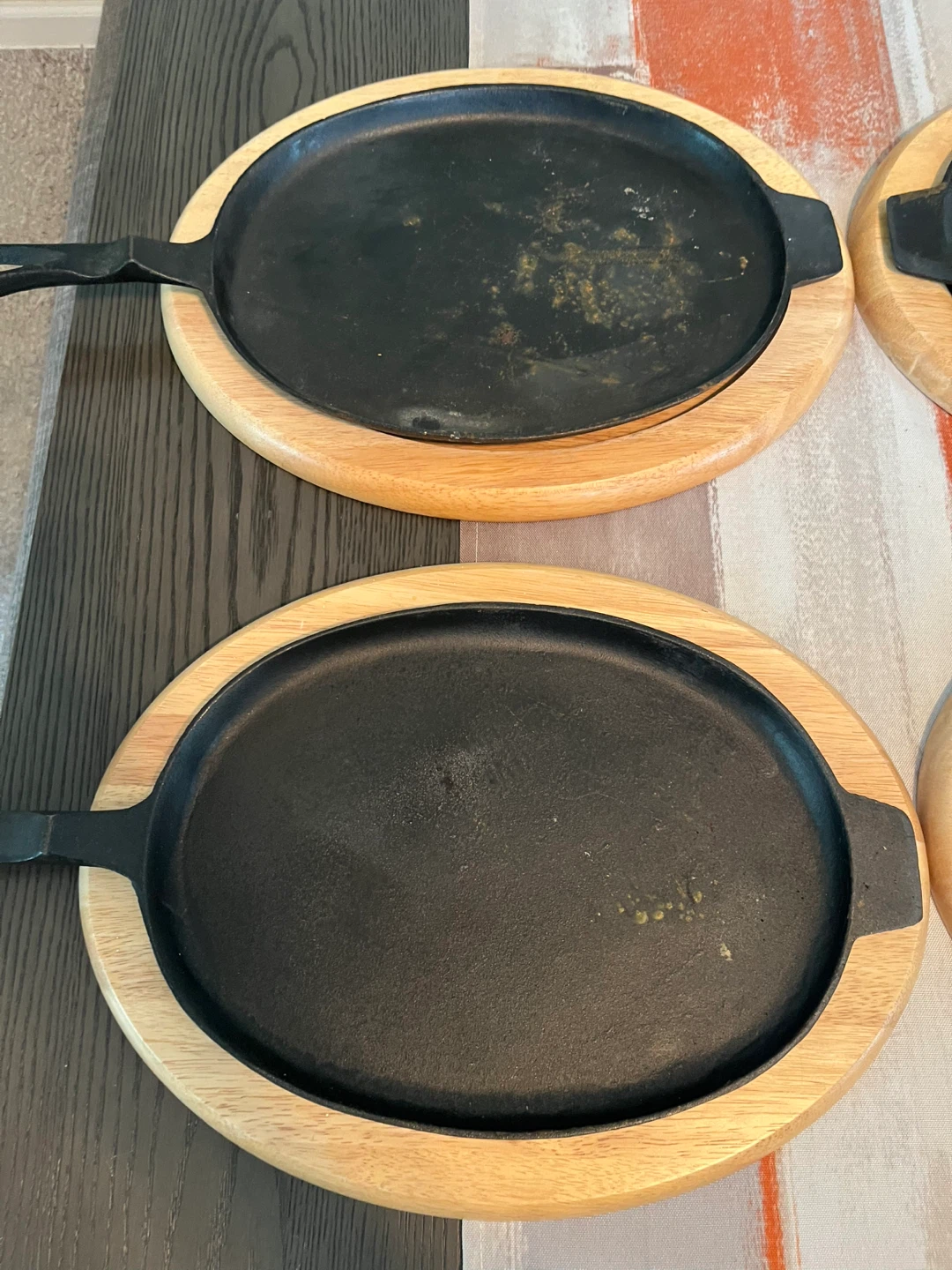 Set of 4 Cast Iron Sizzling Plates with Wooden Bases - photo 3