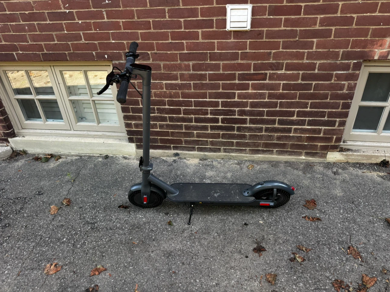 Electric Scooter FOR PARTS OR REPAIR