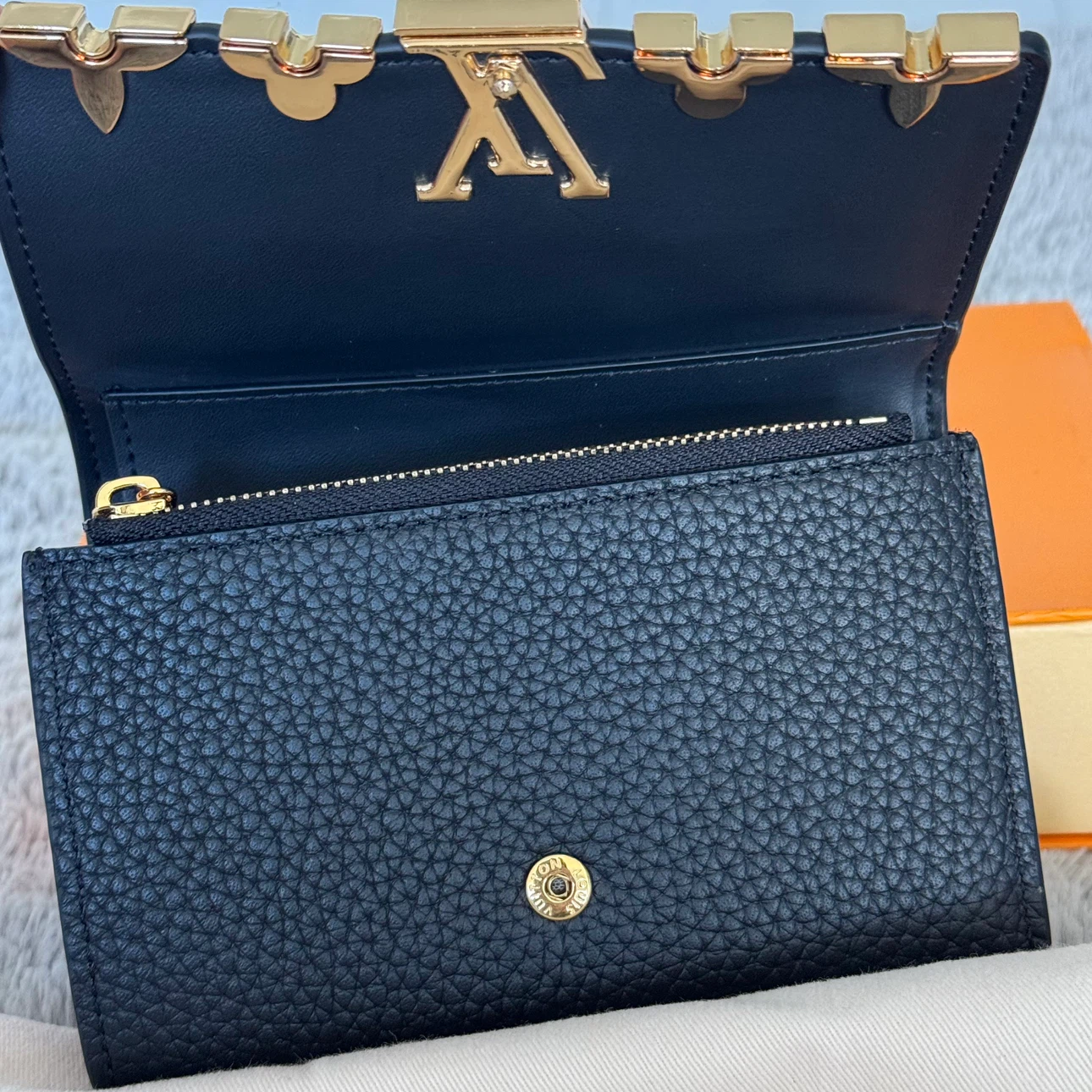 Louis Vuitton Black Leather Wallet - photo 4