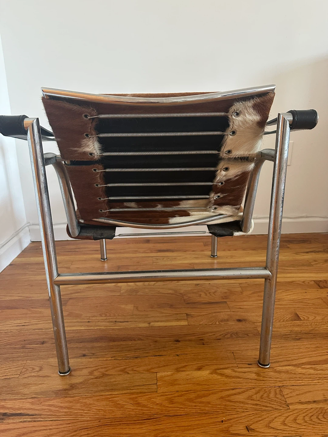 Authentic Cassina LC1 Cowhide Lounge Chair - photo 3