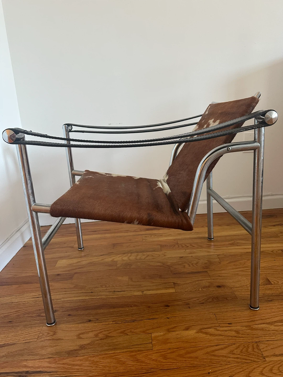 Authentic Cassina LC1 Cowhide Lounge Chair - photo 4
