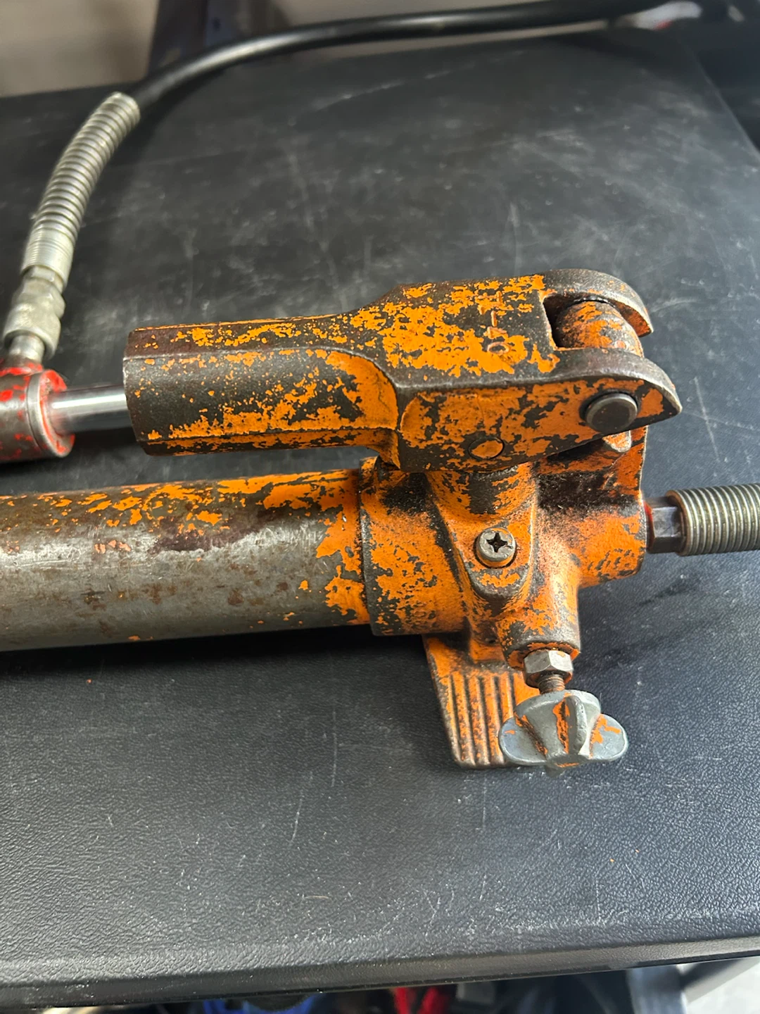 Hydraulic Pull Back Ram and Hand Pump - photo 3