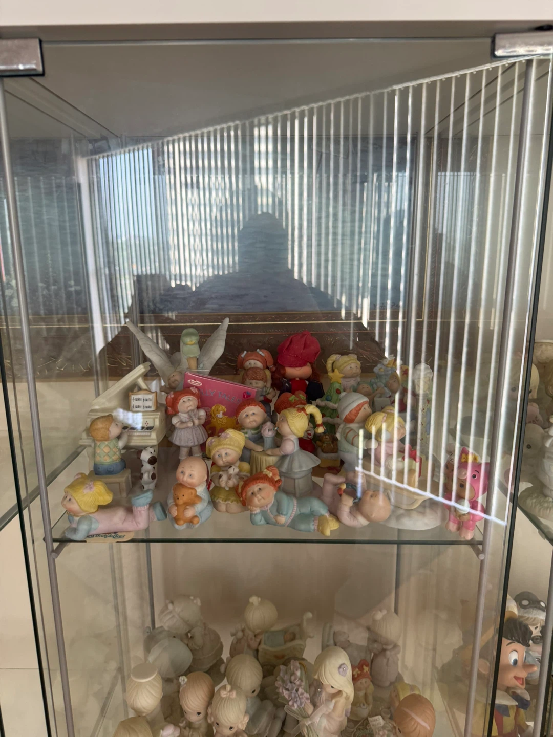 Large Collection of Precious Moments Figurines - photo 4