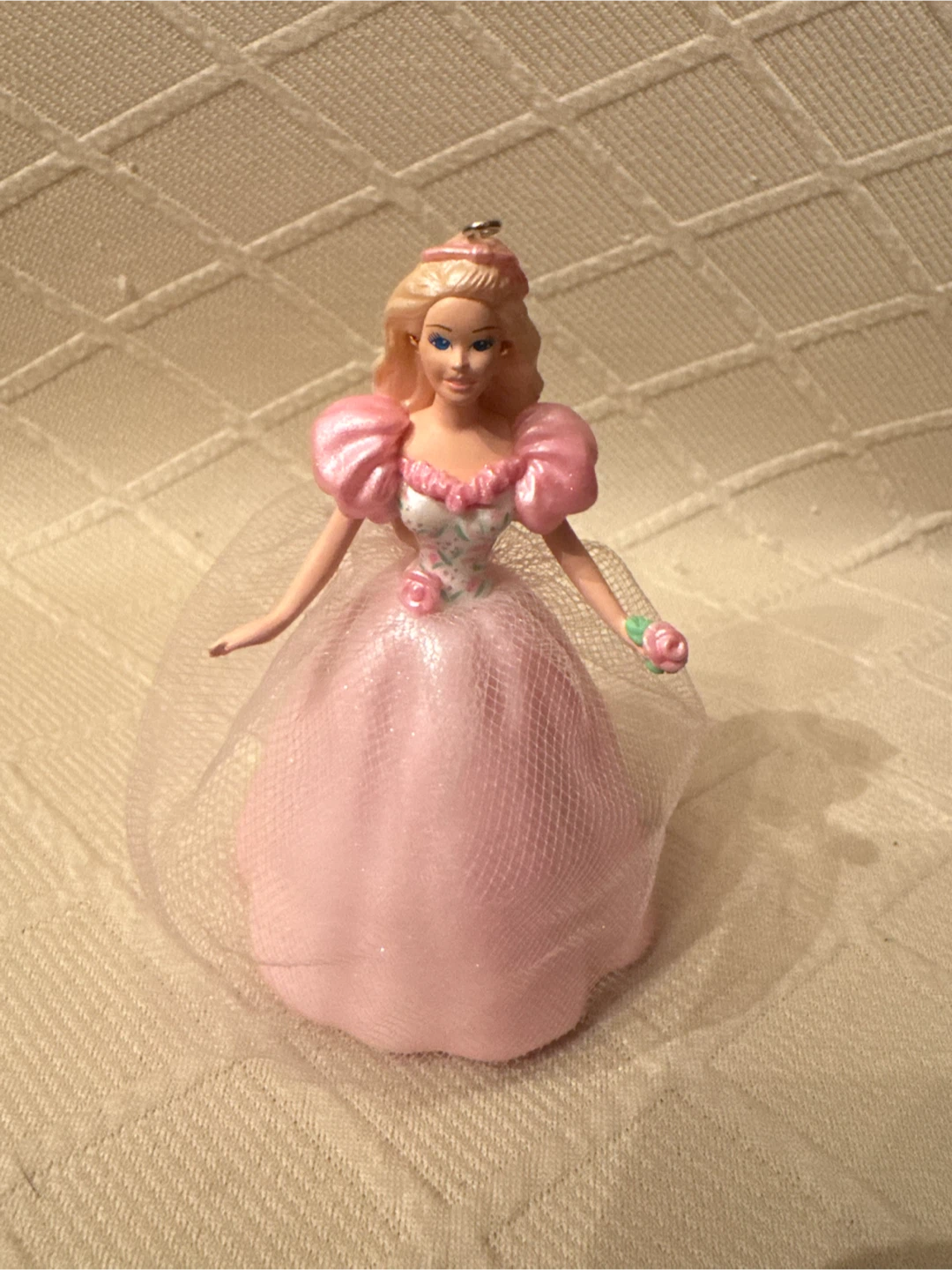 1996 Hallmark Keepsake Springtime Barbie Ornament - photo 2