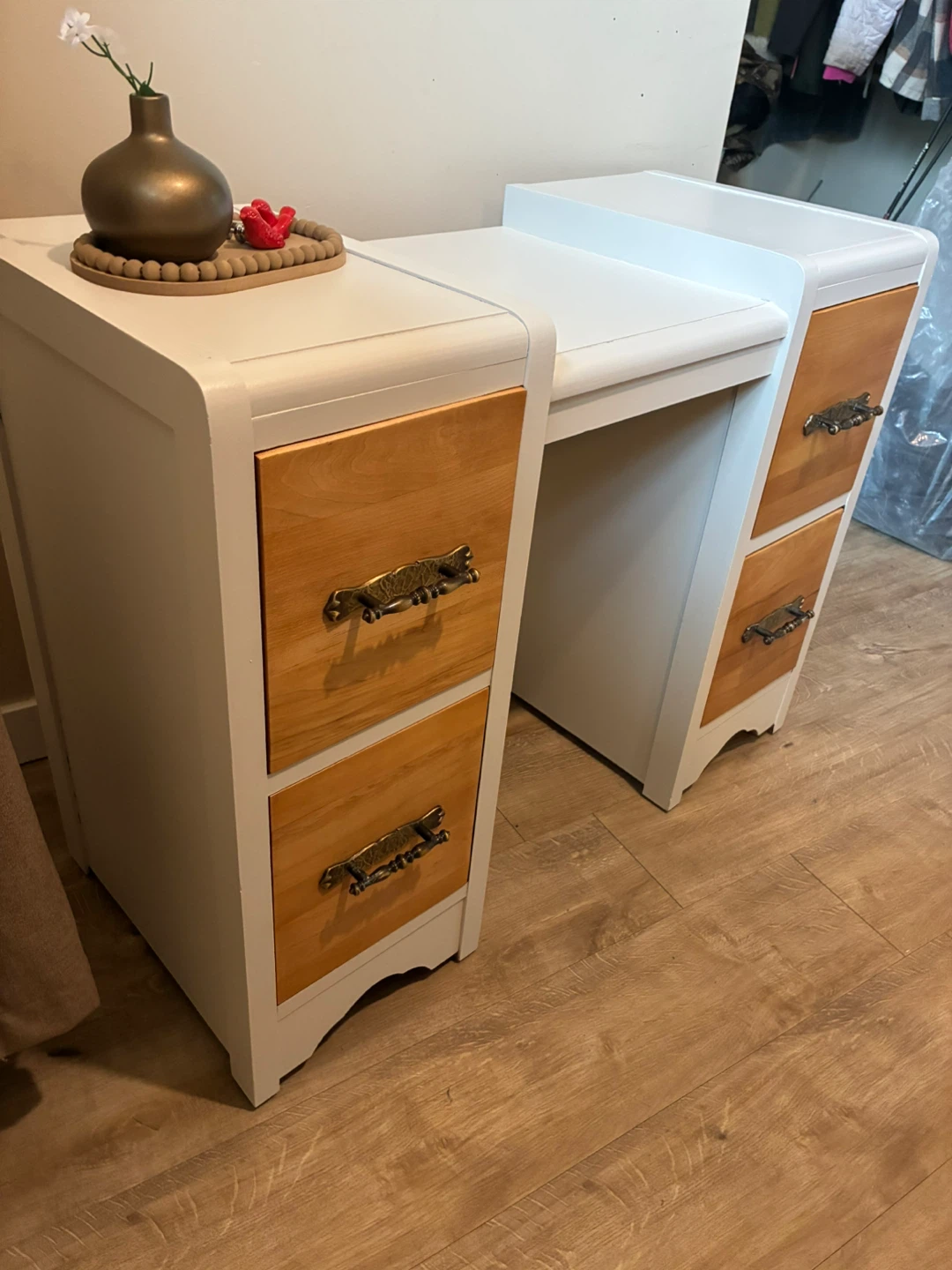 Desk - photo 4