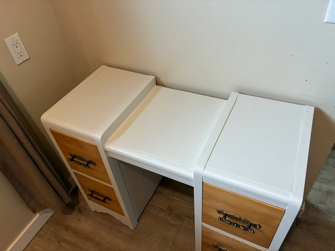 Desk - photo 5