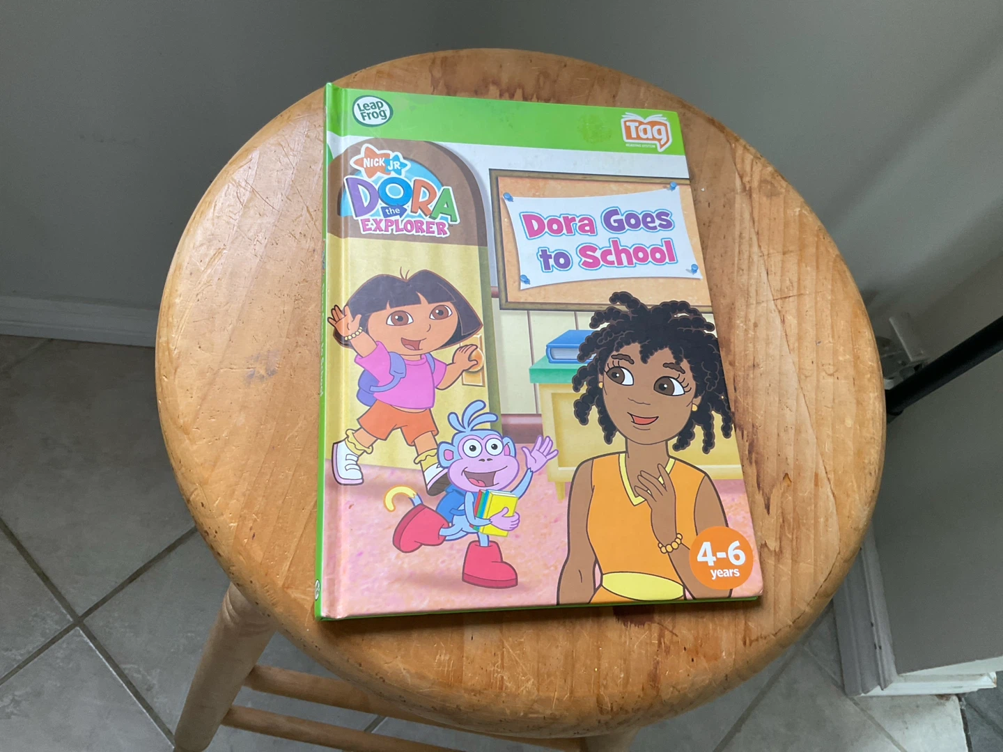 Set of 4 Assorted Children's Books and a colouring book - photo 3