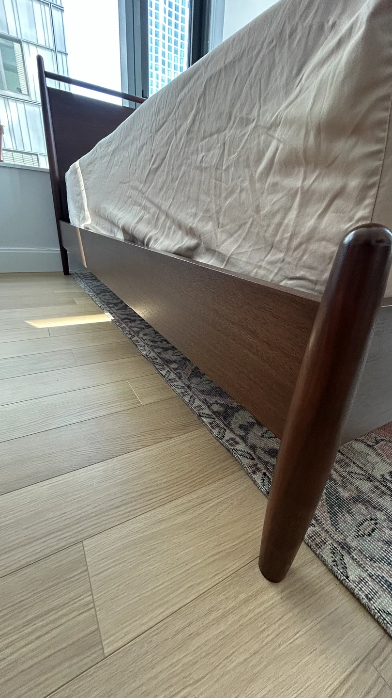 Article Lenia Queen Bed- nearly new condition - photo 4
