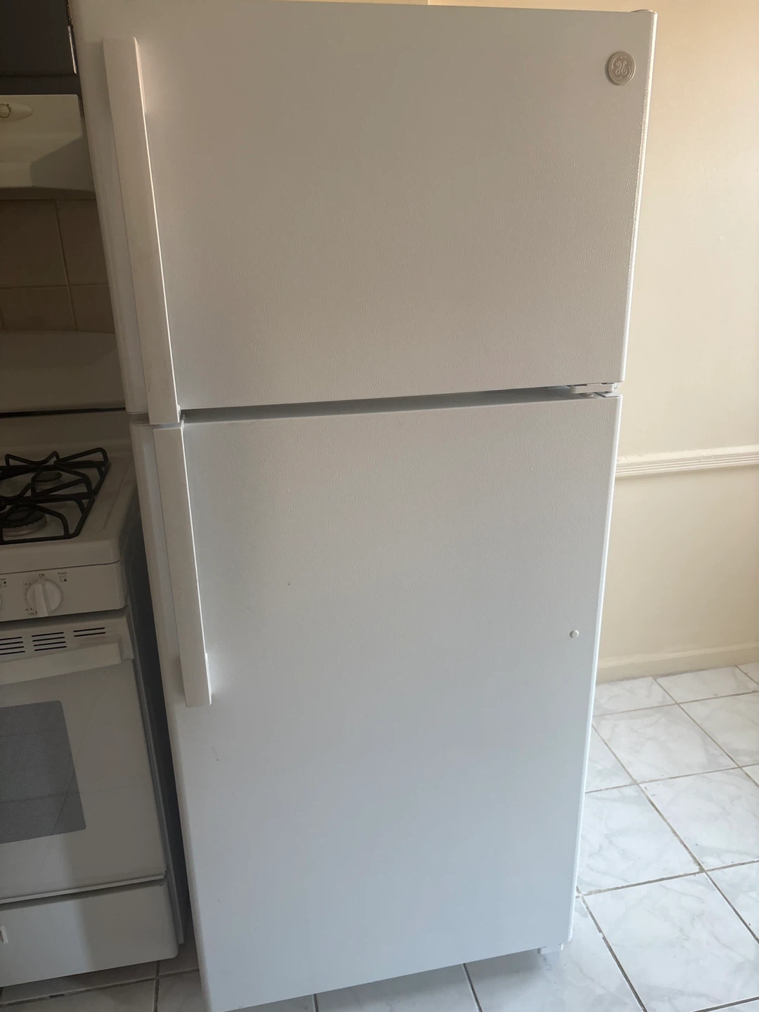 GE White Top-Freezer Refrigerator