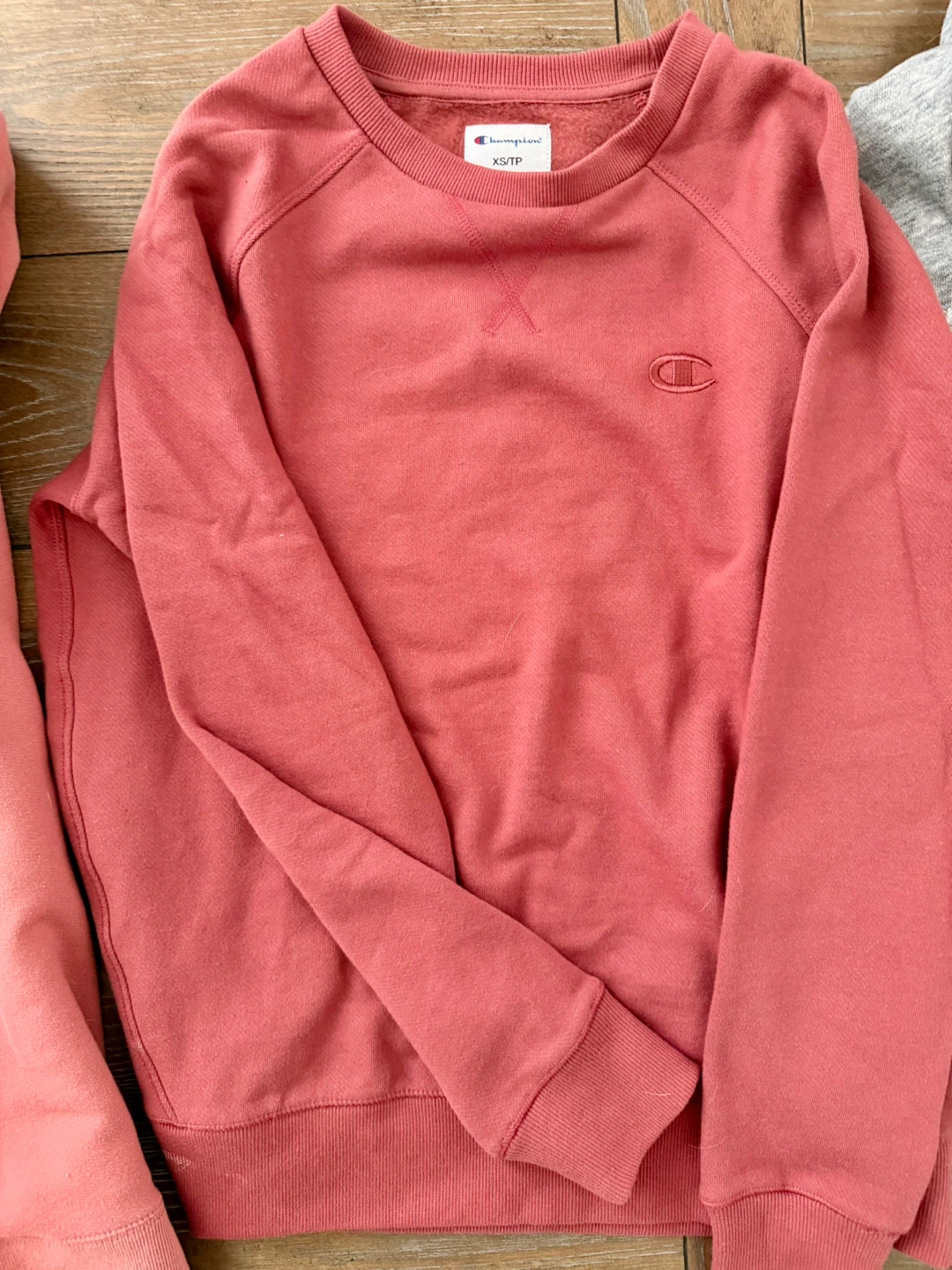 Lot of 4 assorted sweaters and hoodies bundle - photo 3