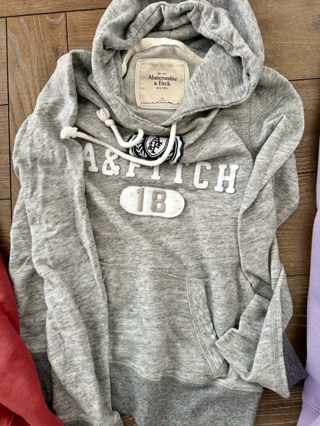 Lot of 4 assorted sweaters and hoodies bundle - photo 4