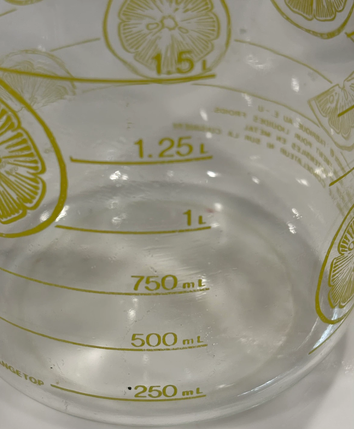 Vintage Pyrex 2L Lemon Print Pitcher - photo 2