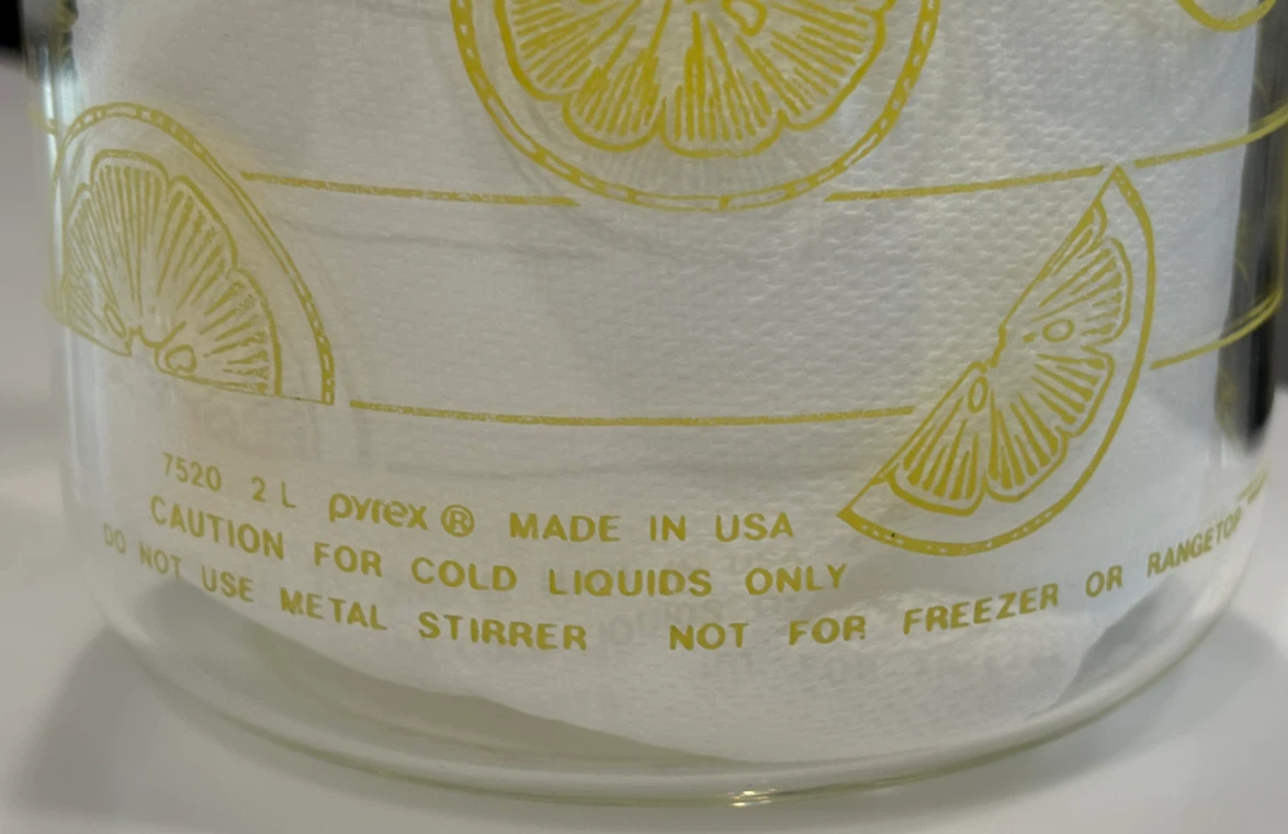 Vintage Pyrex 2L Lemon Print Pitcher - photo 3
