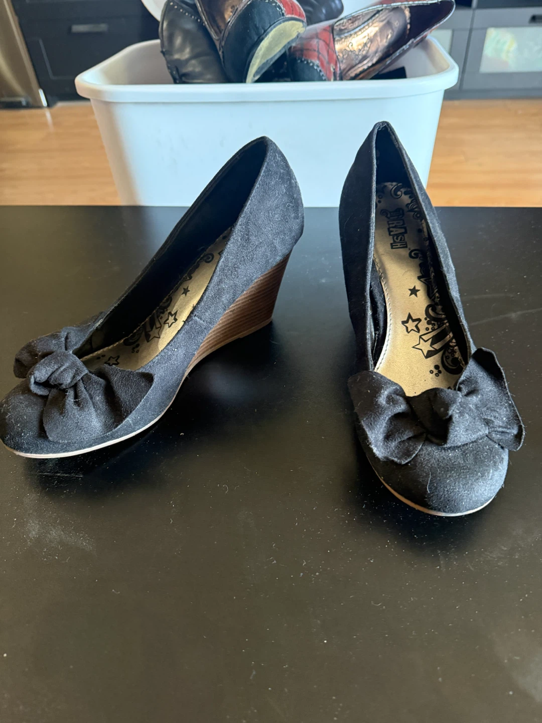 Trash black wedge heels with bow
