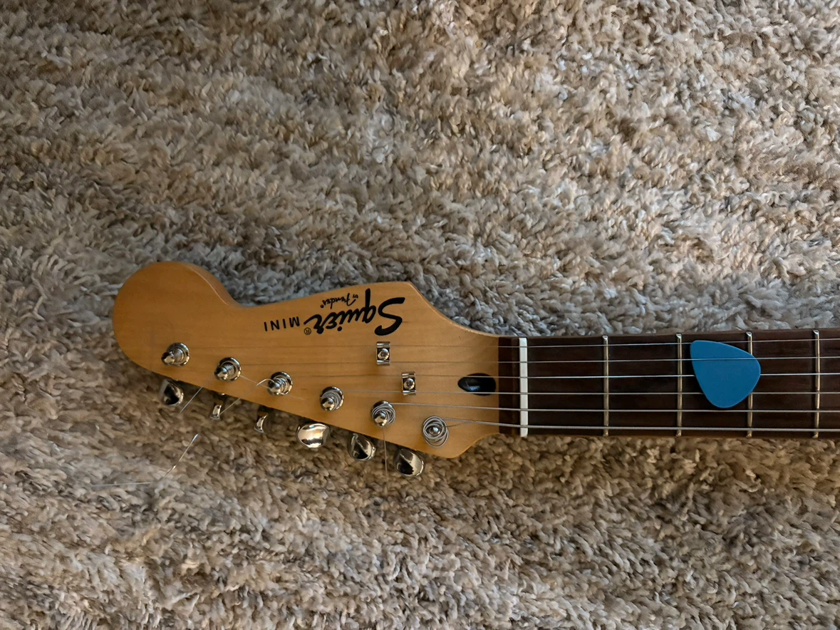 Squier Mini Electric Guitar and Fender Frontman 10G Amp - photo 3