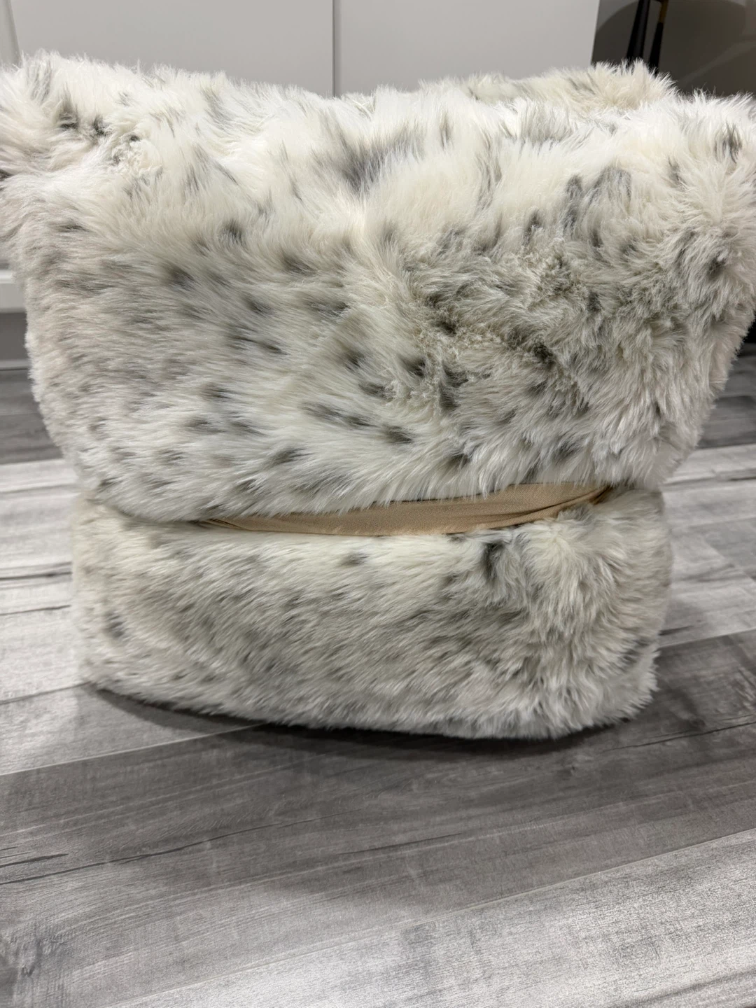 Faux Fur pillow - photo 3