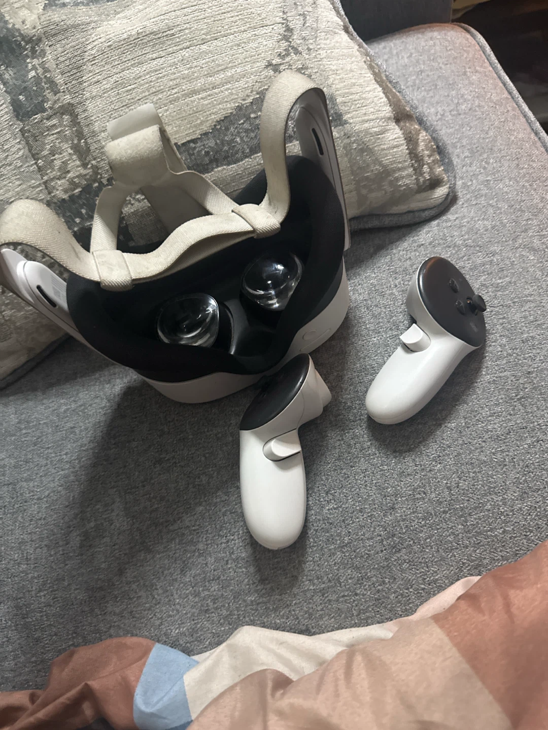 Meta Quest 2 VR Headset and Controllers - photo 4