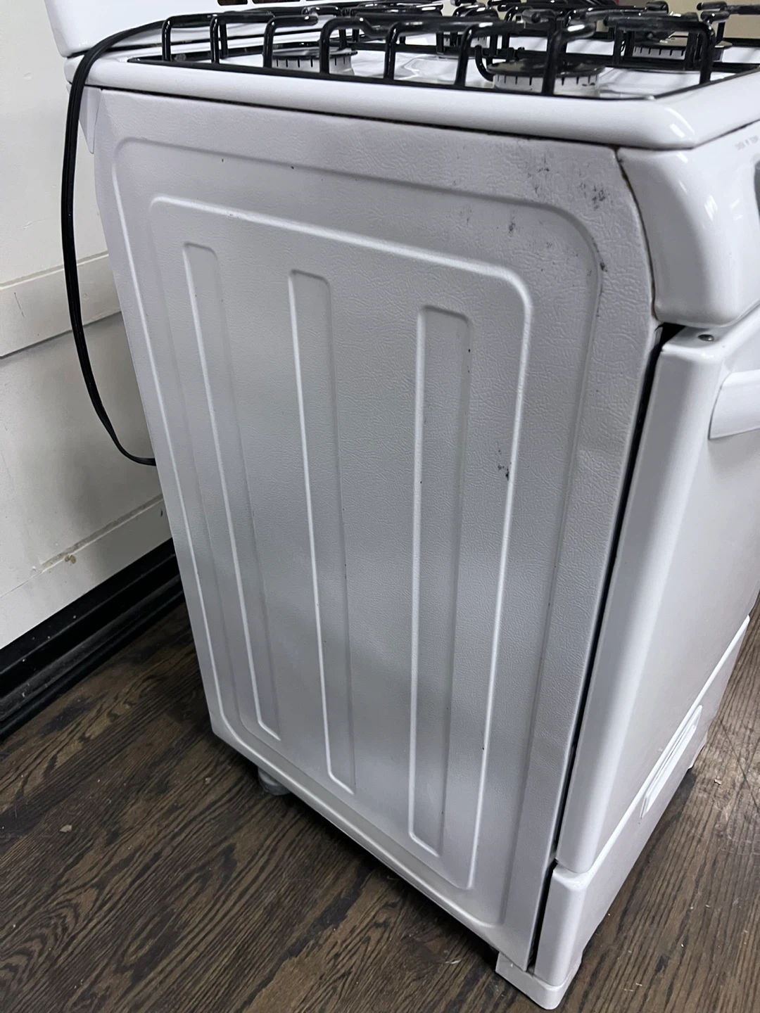 Danby White Gas Stove - photo 4