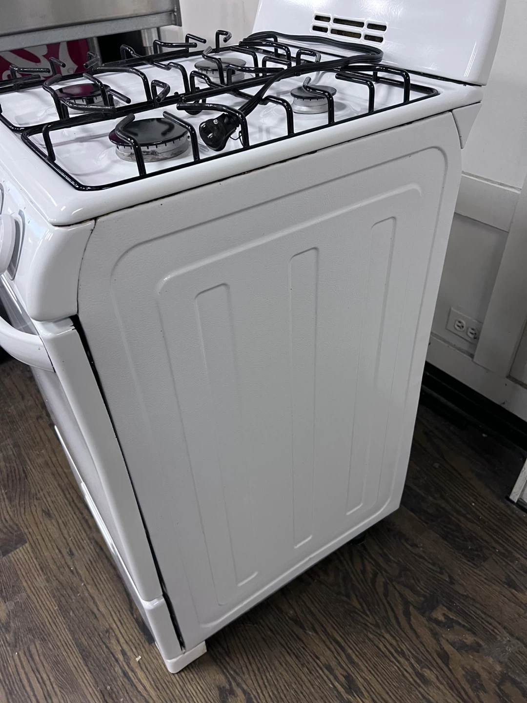 Danby White Gas Stove - photo 5