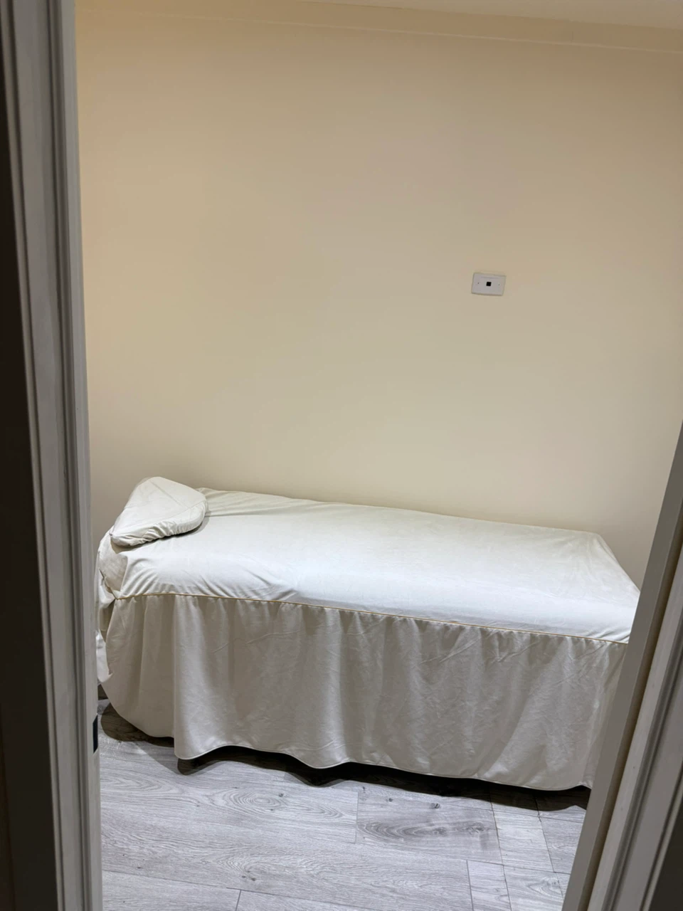 Crown Vaith Tattoo and Massage Bed - photo 3
