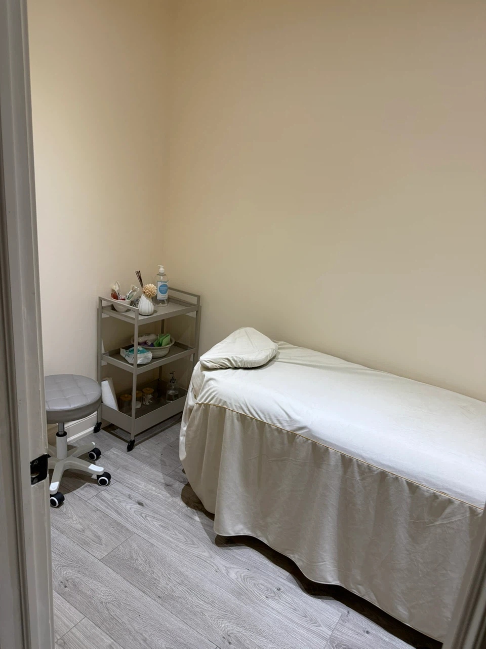 Crown Vaith Tattoo and Massage Bed - photo 4