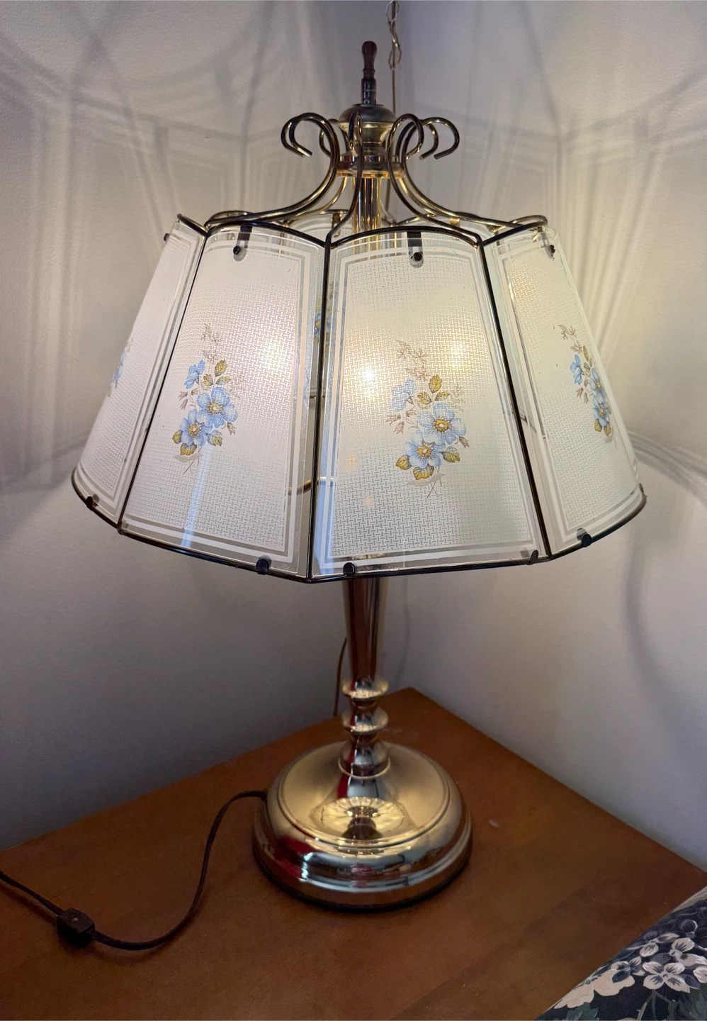 Vintage Brass floral Glass Panel Lamp - photo 2