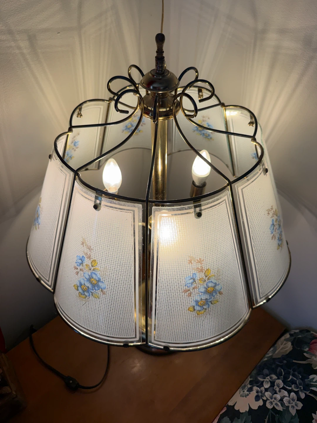 Vintage Brass floral Glass Panel Lamp - photo 3
