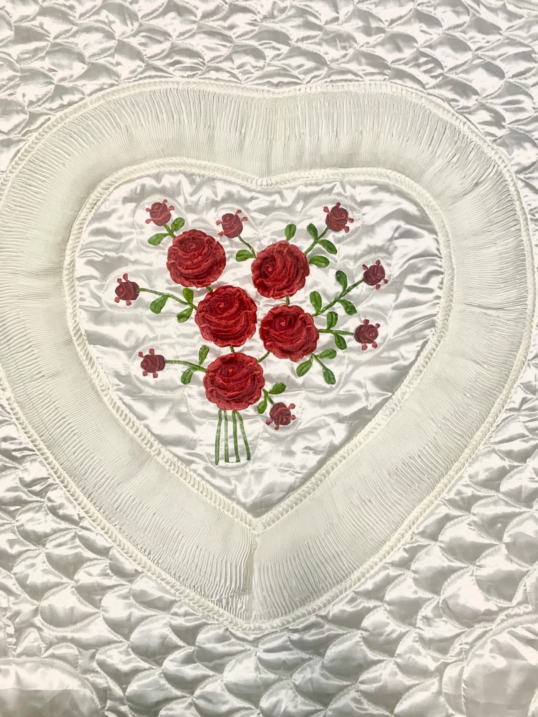 White quilted satin double bedspread with embroidered roses - photo 2