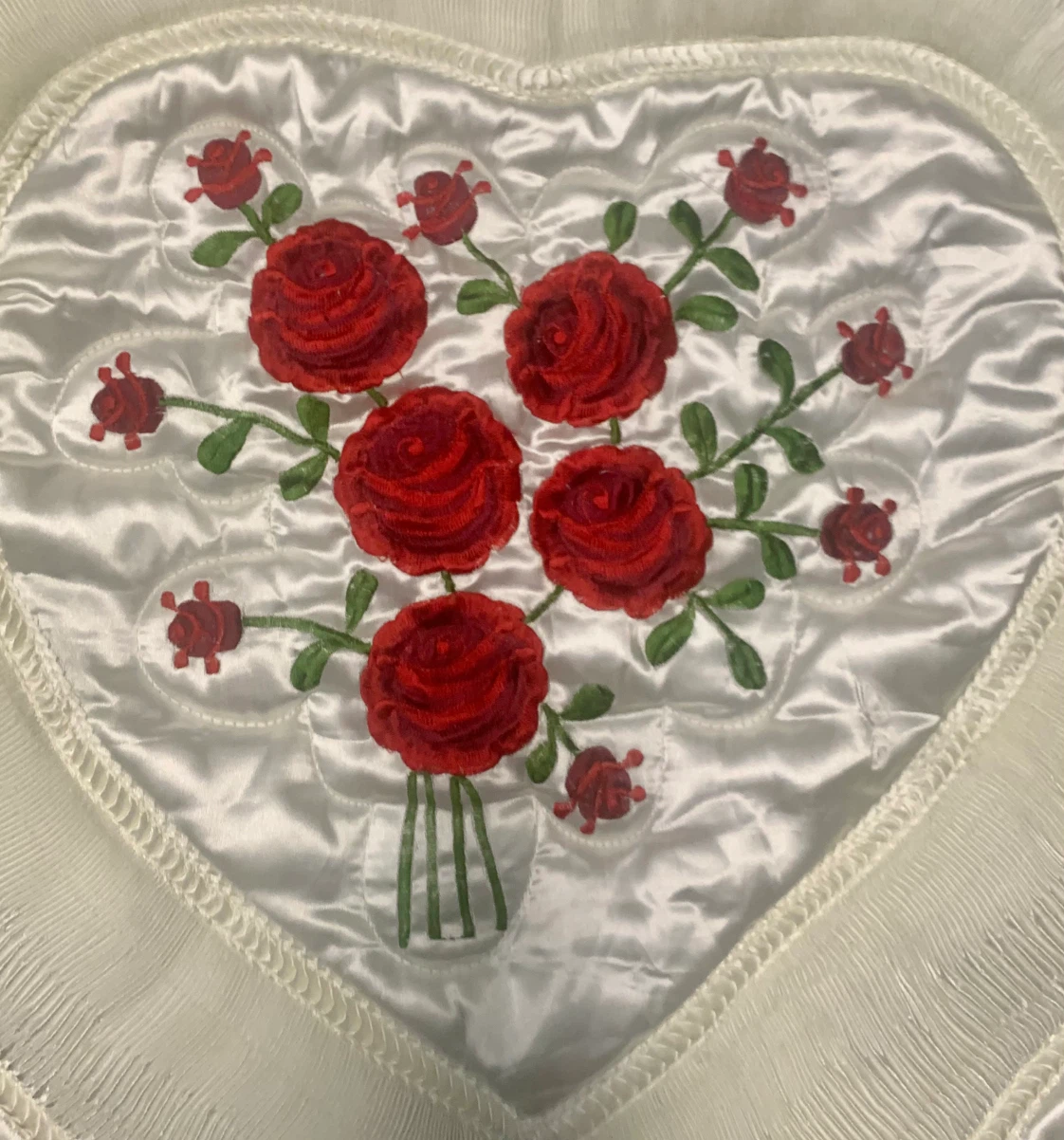 White quilted satin double bedspread with embroidered roses - photo 3