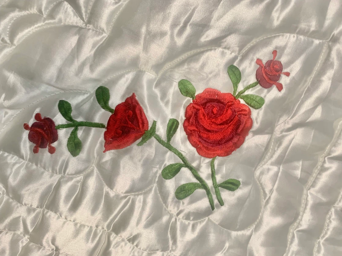 White quilted satin double bedspread with embroidered roses - photo 4