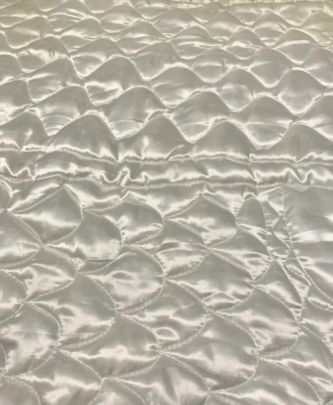 White quilted satin double bedspread with embroidered roses - photo 5