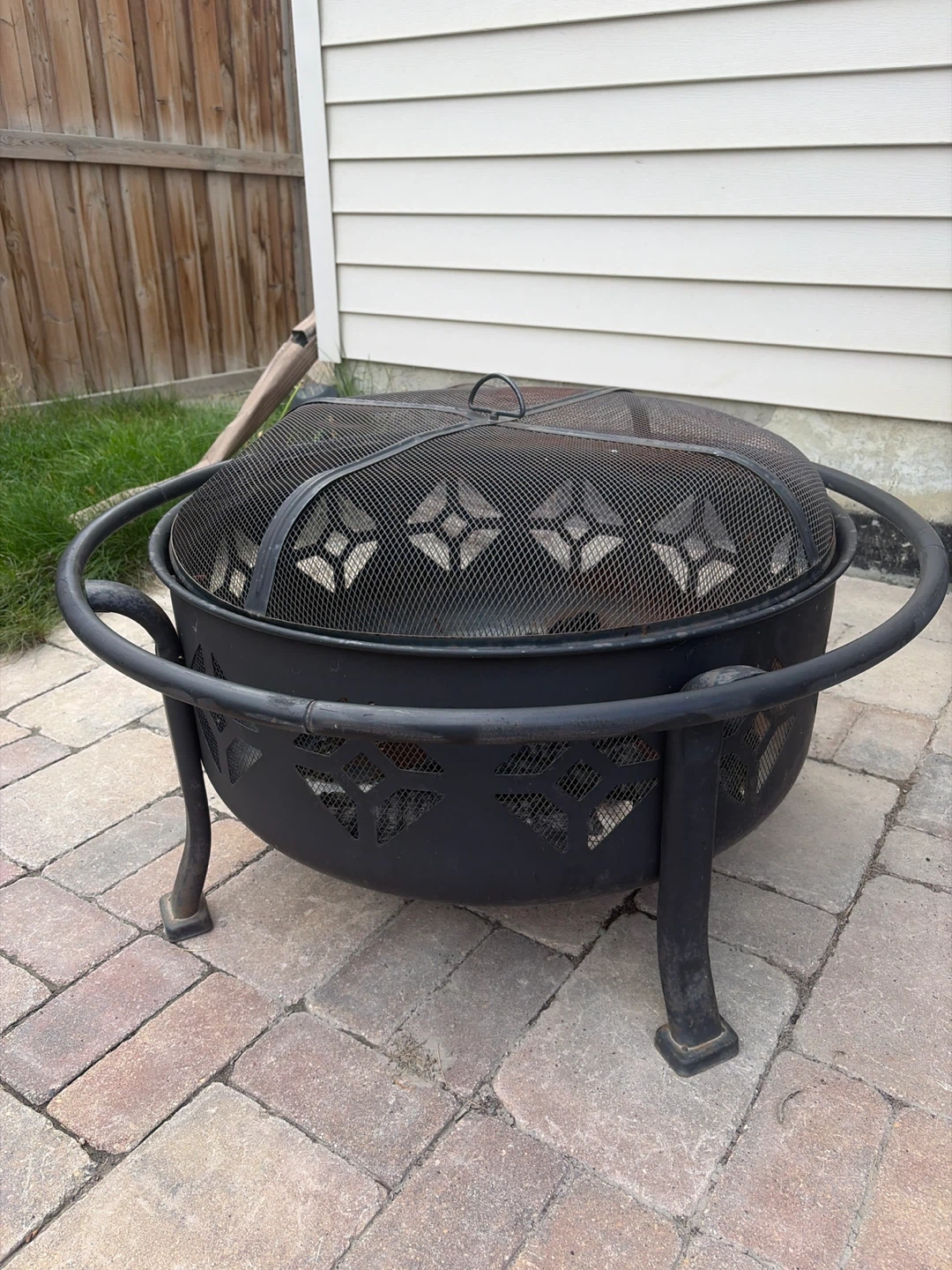 Outdoor Metal Fire Pit with Safety Screen