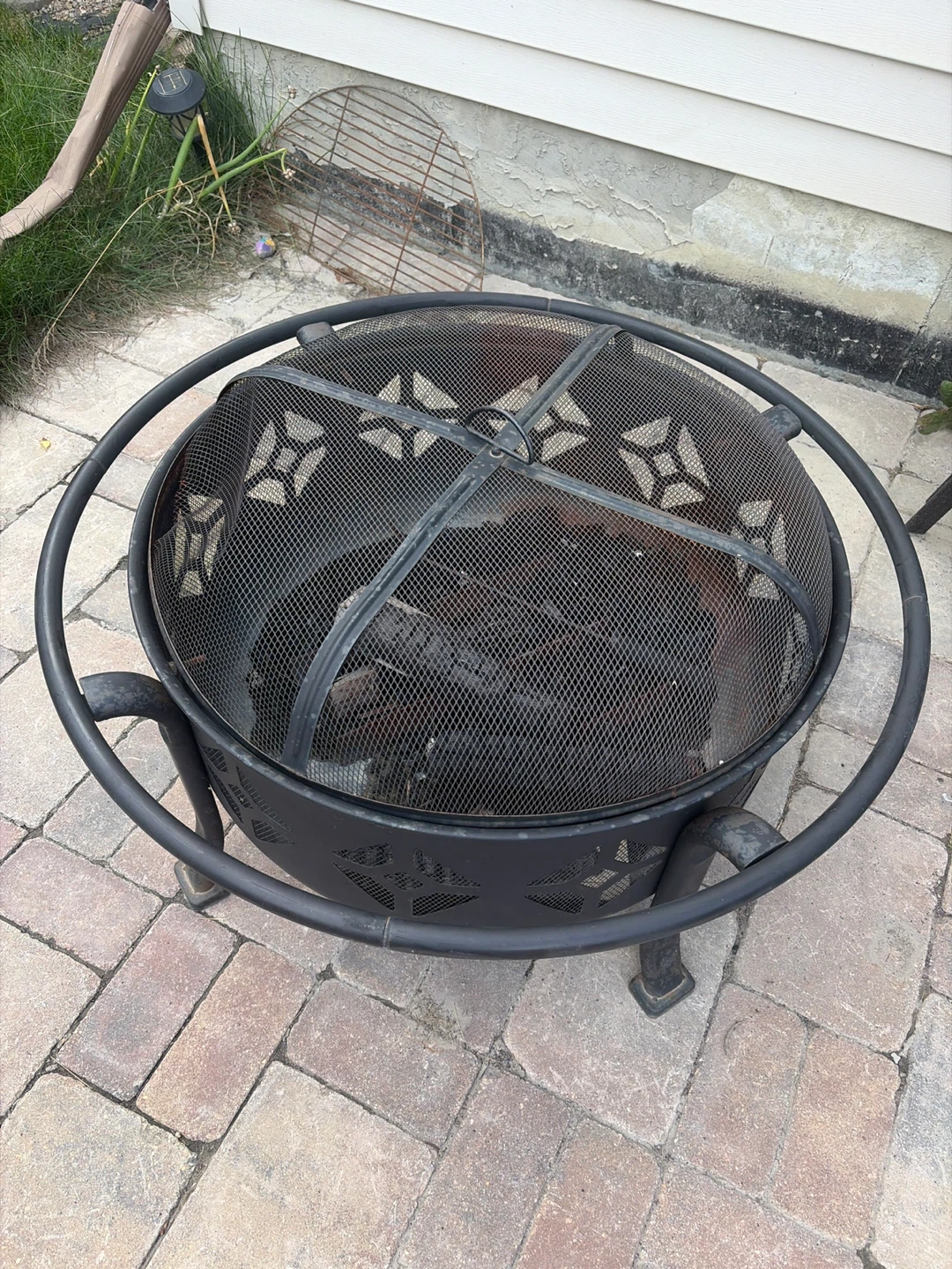 Outdoor Metal Fire Pit with Safety Screen - photo 2