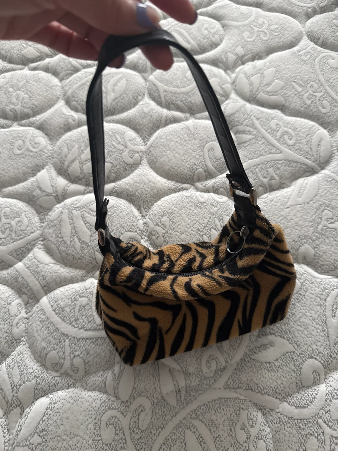 Tiger print fuzzy shoulder bag - photo 2