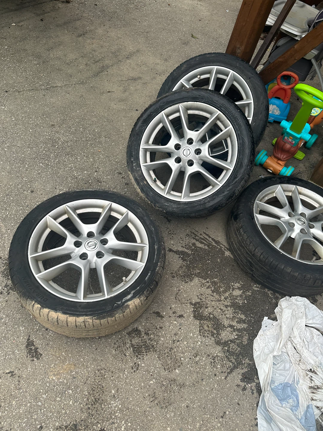 Set of 4 Nissan 18-inch Alloy Wheels and Tires