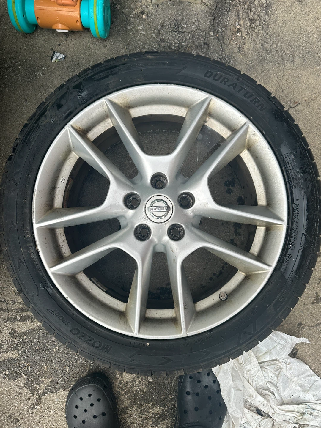 Set of 4 Nissan 18-inch Alloy Wheels and Tires - photo 4