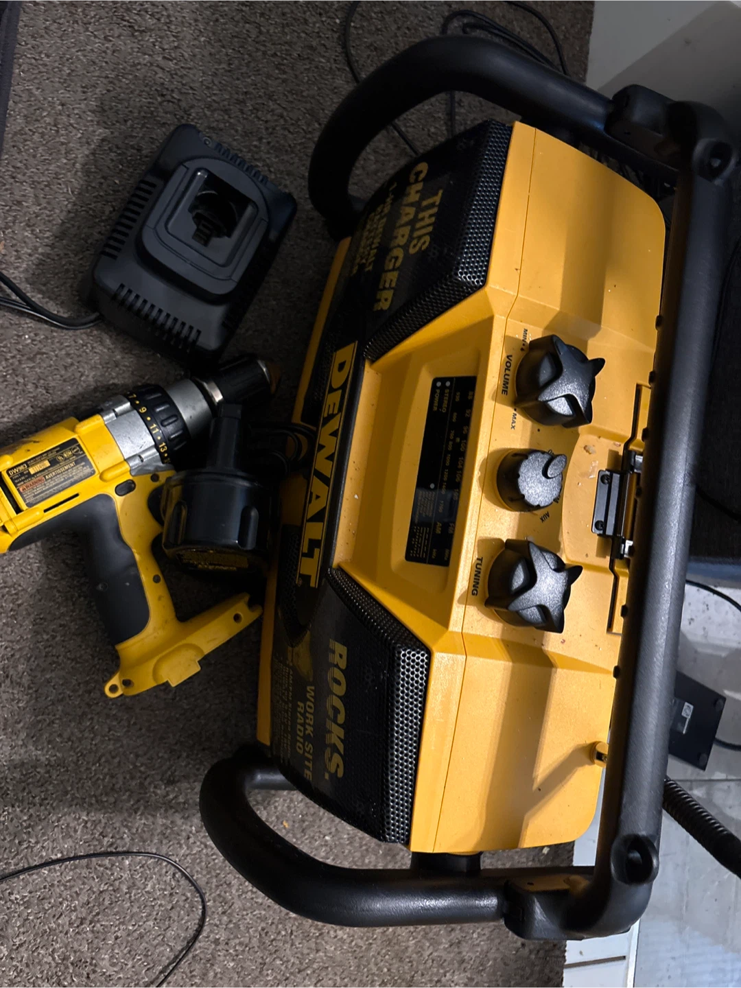 DeWalt DW911 Work Site Radio and Charger