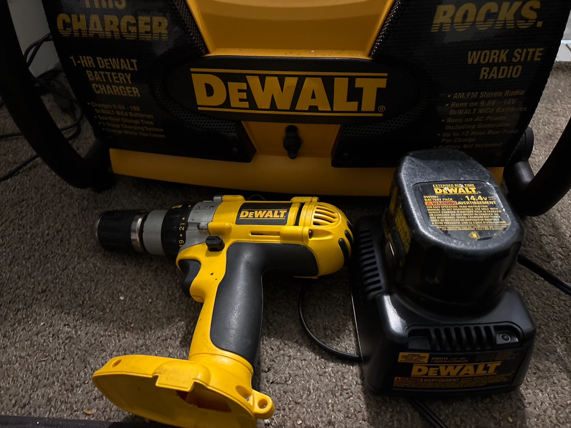 DeWalt DW911 Work Site Radio and Charger - photo 3