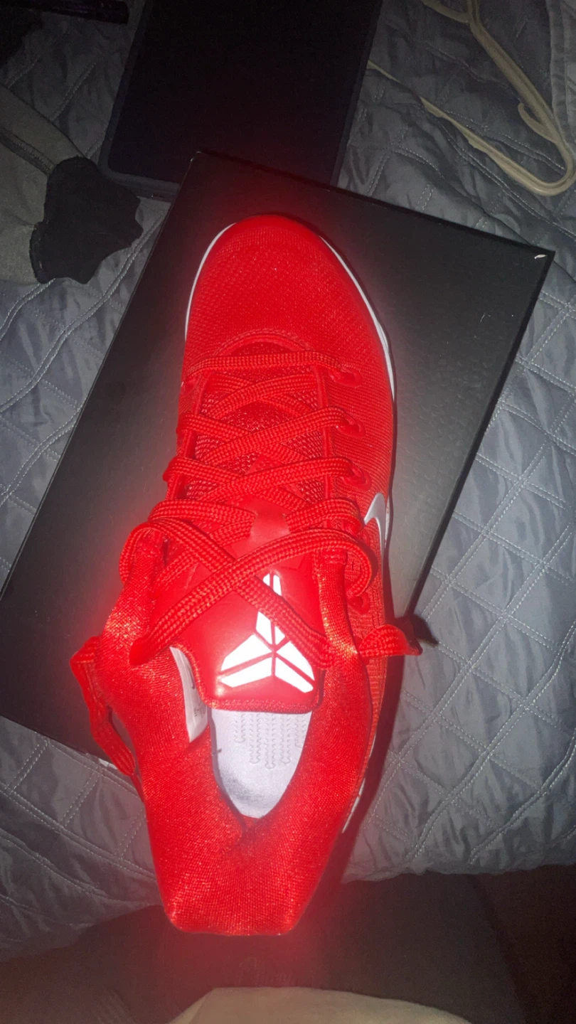 Nike Kobe Basketball Shoes - photo 3
