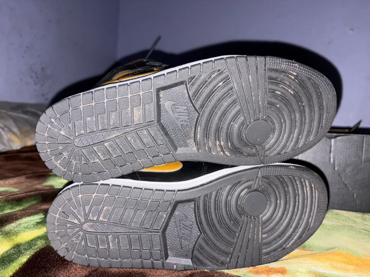 Air Jordan 1 Mid Black and Gold Sneakers - photo 2