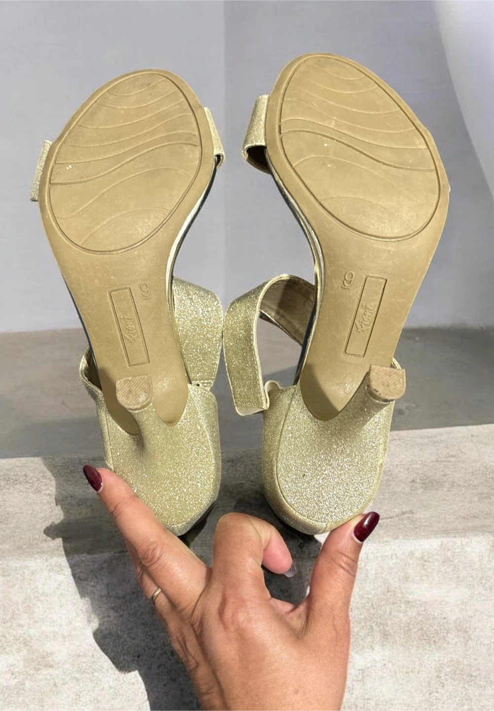 Fioni Gold Glitter Heels Size 9 - photo 3