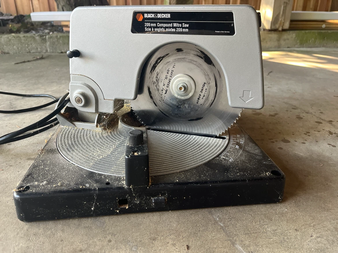Black & Decker 209 mm Compound Mitre Saw
